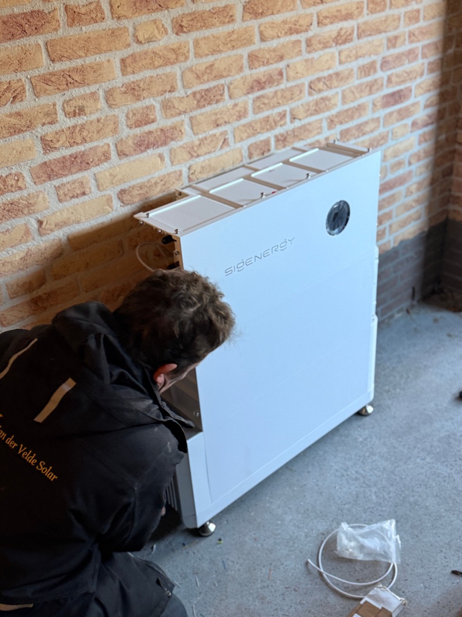 VdV Solar monteur installeert batterij